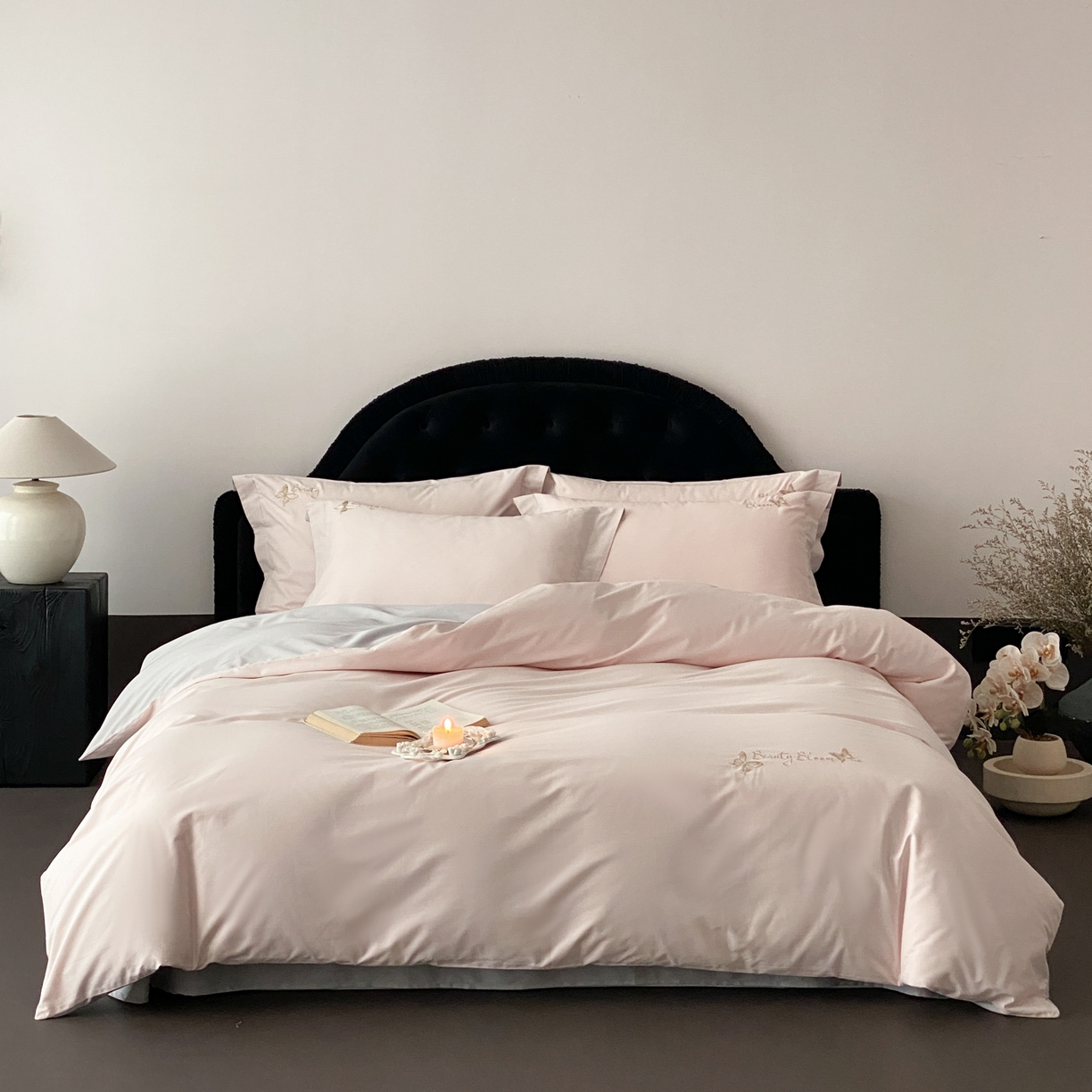 91家纺网 家纺一手货源 找家纺 云栖家居 2025秋冬新款50支纯色双拼加厚全棉磨毛被套刺绣100S纯棉四件套-小蝴蝶系列 粉灰