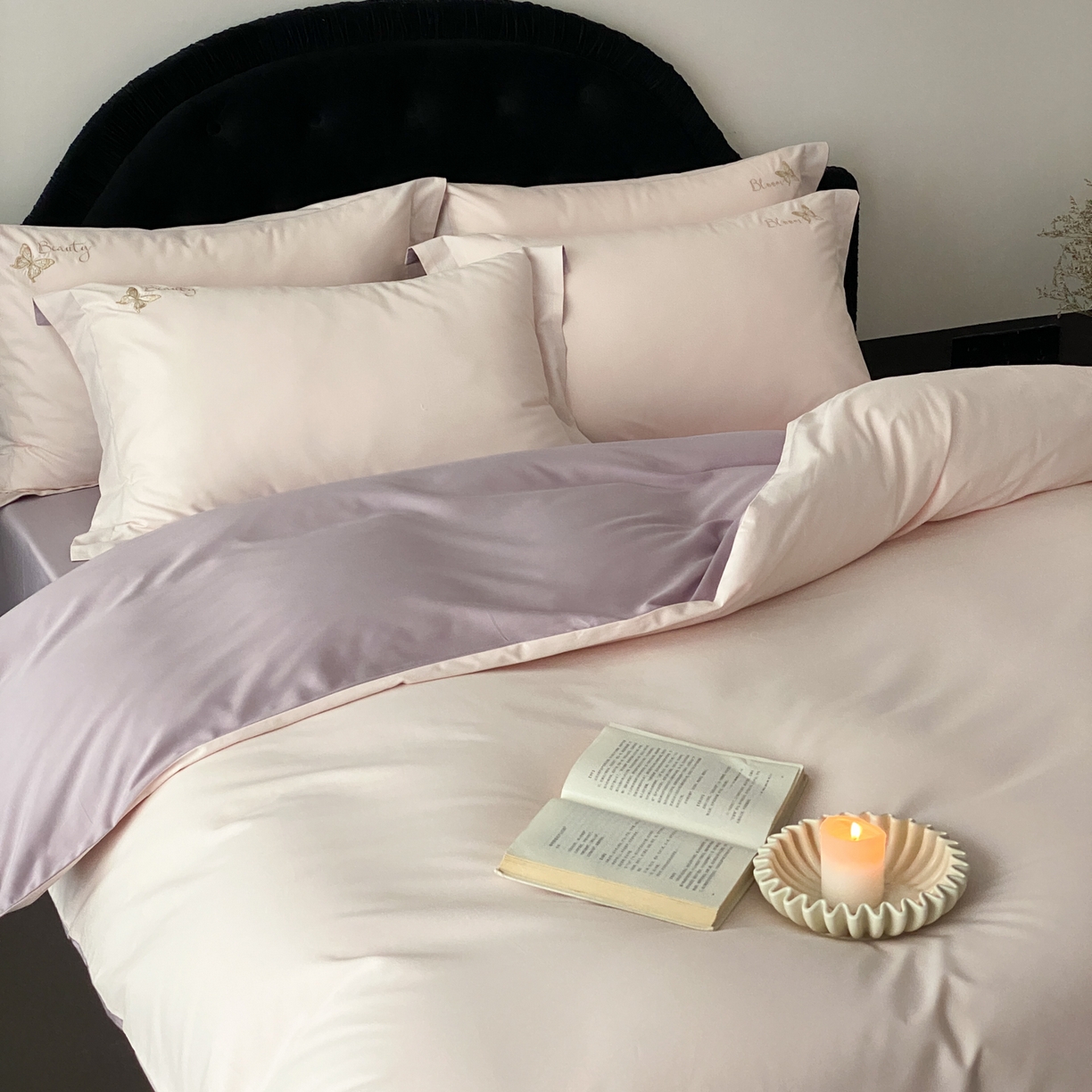 91家纺网 家纺一手货源 找家纺 云栖家居 2025秋冬新款50支纯色双拼加厚全棉磨毛被套刺绣100S纯棉四件套-小蝴蝶系列 粉紫