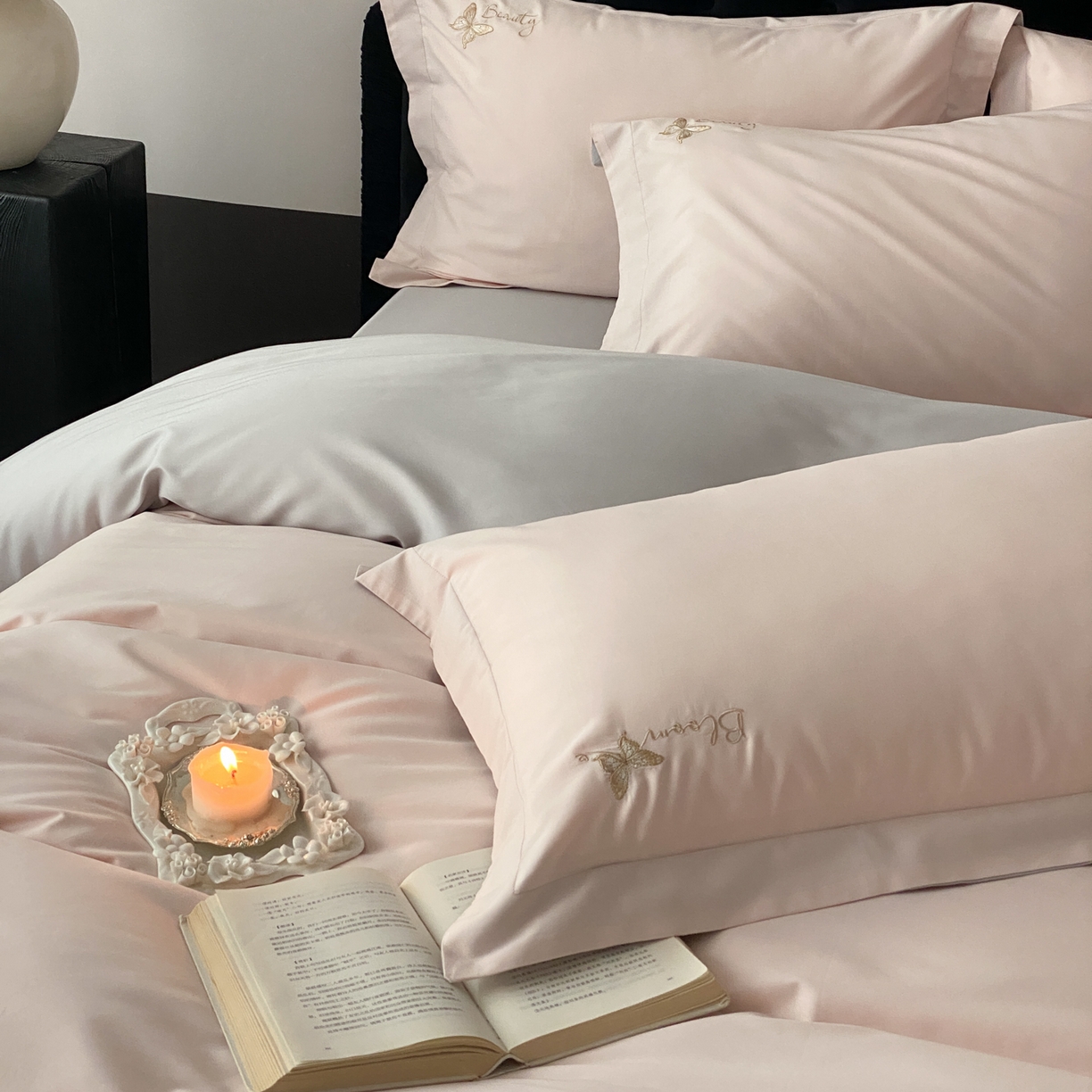 91家纺网 家纺一手货源 找家纺 云栖家居 2025秋冬新款50支纯色双拼加厚全棉磨毛被套刺绣100S纯棉四件套-小蝴蝶系列 粉灰