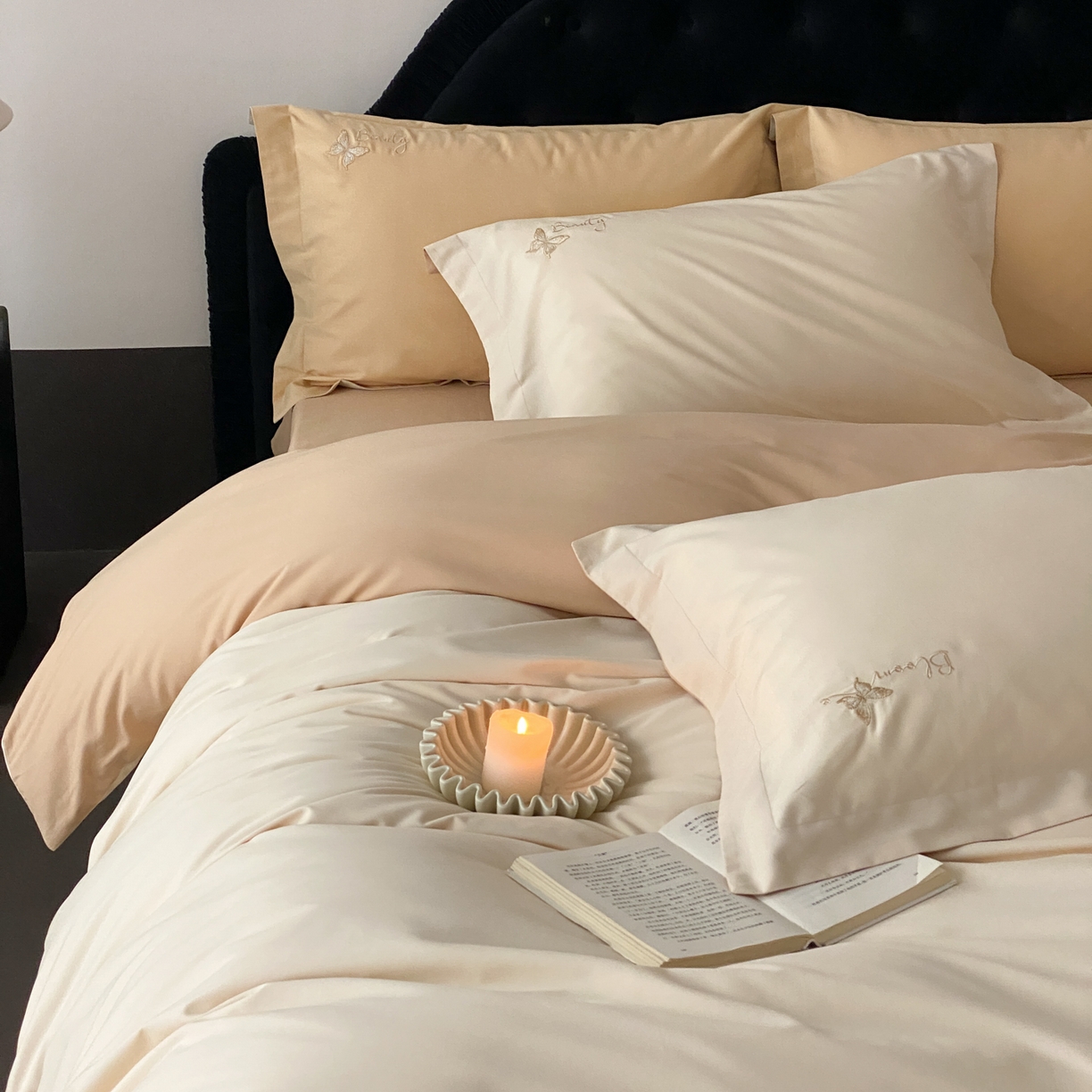 91家纺网 家纺一手货源 找家纺 云栖家居 2025秋冬新款50支纯色双拼加厚全棉磨毛被套刺绣100S纯棉四件套-小蝴蝶系列 月光黄