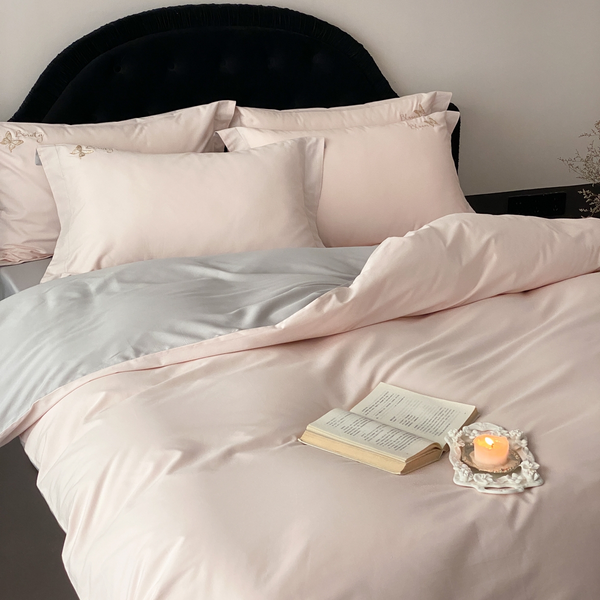 91家纺网 家纺一手货源 找家纺 云栖家居 2025秋冬新款50支纯色双拼加厚全棉磨毛被套刺绣100S纯棉四件套-小蝴蝶系列 粉灰