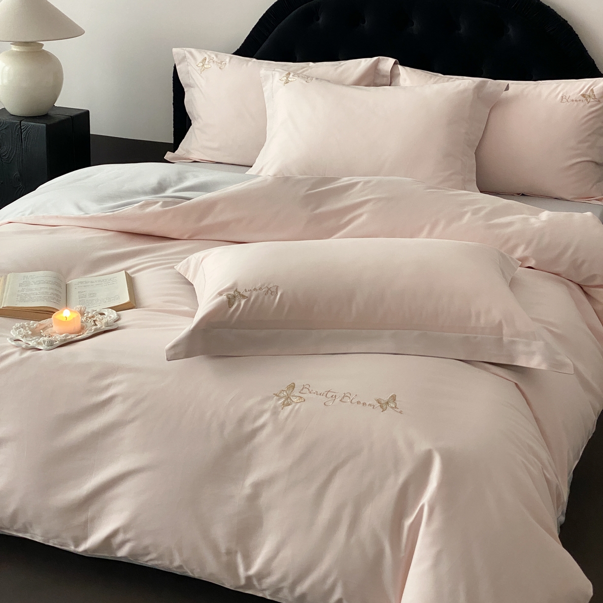 91家纺网 家纺一手货源 找家纺 云栖家居 2025秋冬新款50支纯色双拼加厚全棉磨毛被套刺绣100S纯棉四件套-小蝴蝶系列 粉灰