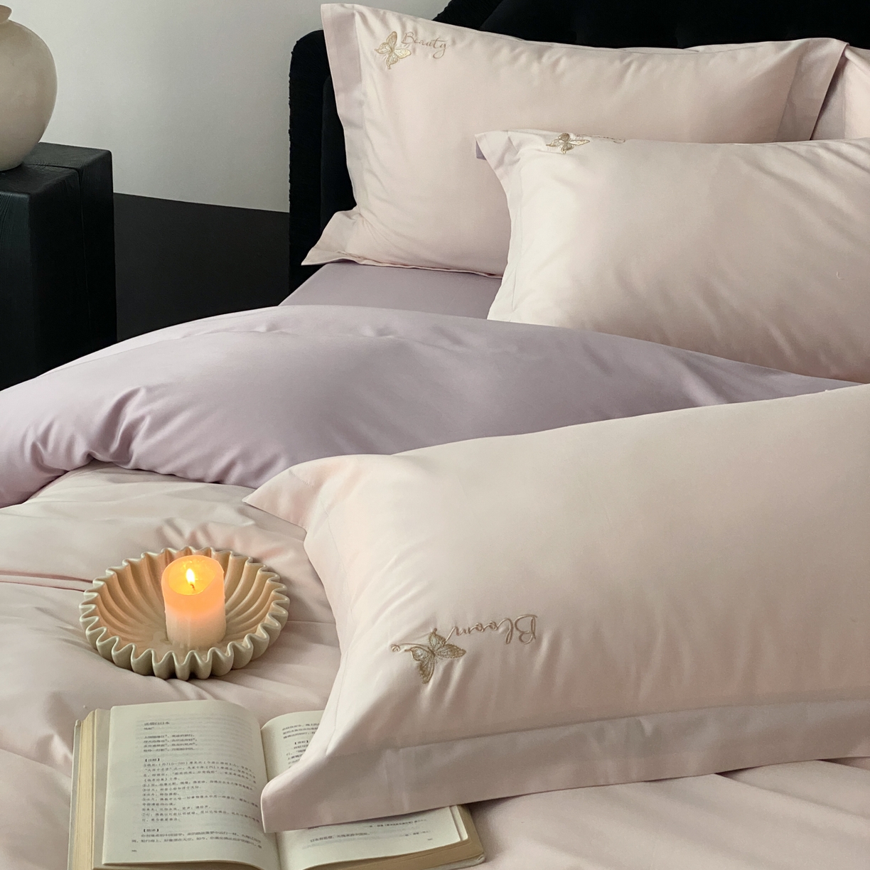 91家纺网 家纺一手货源 找家纺 云栖家居 2025秋冬新款50支纯色双拼加厚全棉磨毛被套刺绣100S纯棉四件套-小蝴蝶系列 粉紫