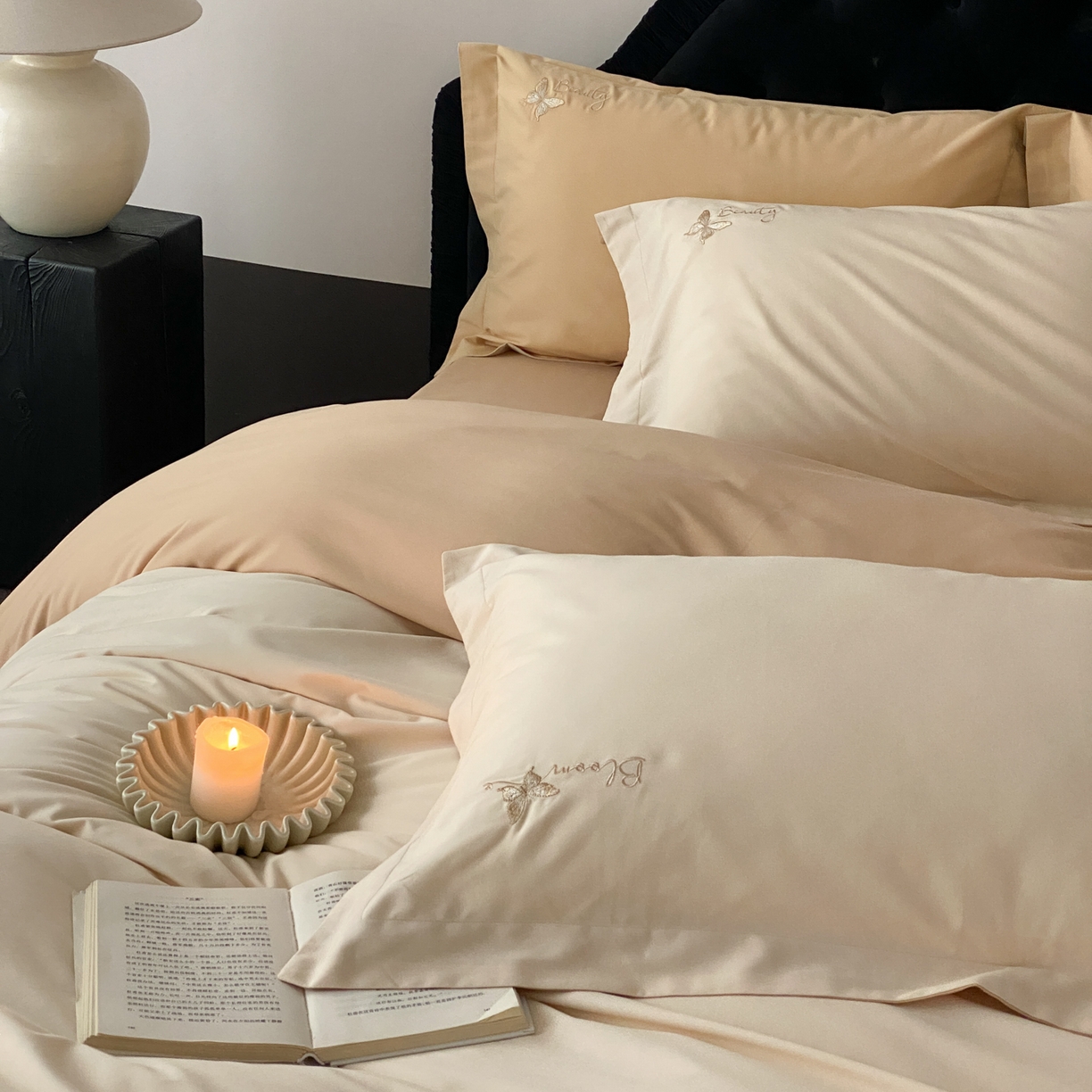 91家纺网 家纺一手货源 找家纺 云栖家居 2025秋冬新款50支纯色双拼加厚全棉磨毛被套刺绣100S纯棉四件套-小蝴蝶系列 月光黄