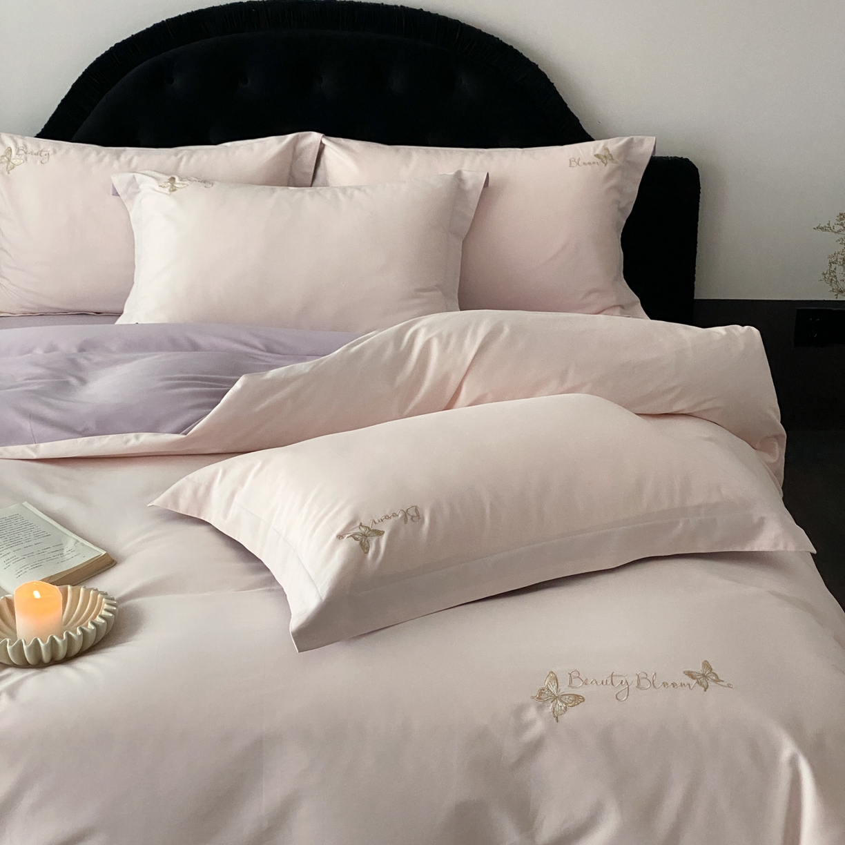 91家纺网 家纺一手货源 找家纺 云栖家居 2025秋冬新款50支纯色双拼加厚全棉磨毛被套刺绣100S纯棉四件套-小蝴蝶系列 粉紫