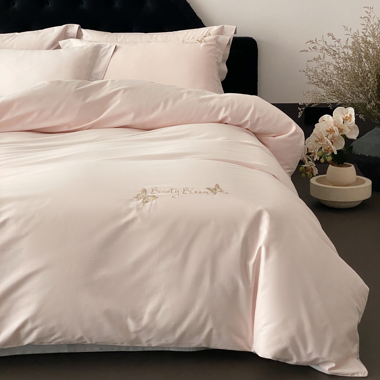 91家纺网 家纺一手货源 找家纺 云栖家居 2025秋冬新款50支纯色双拼加厚全棉磨毛被套刺绣100S纯棉四件套-小蝴蝶系列 粉灰