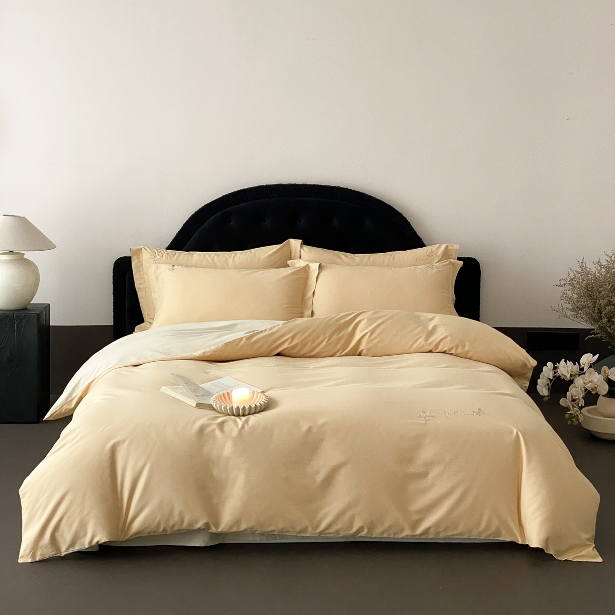 91家纺网 家纺一手货源 找家纺 云栖家居 2025秋冬新款50支纯色双拼加厚全棉磨毛被套刺绣100S纯棉四件套-小蝴蝶系列 米玉