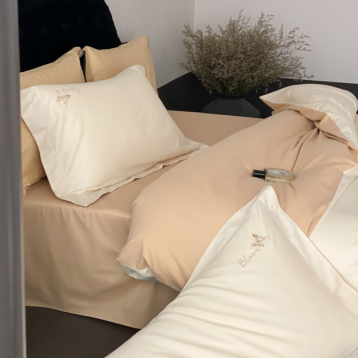 91家纺网 家纺一手货源 找家纺 云栖家居 2025秋冬新款50支纯色双拼加厚全棉磨毛被套刺绣100S纯棉四件套-小蝴蝶系列 月光黄