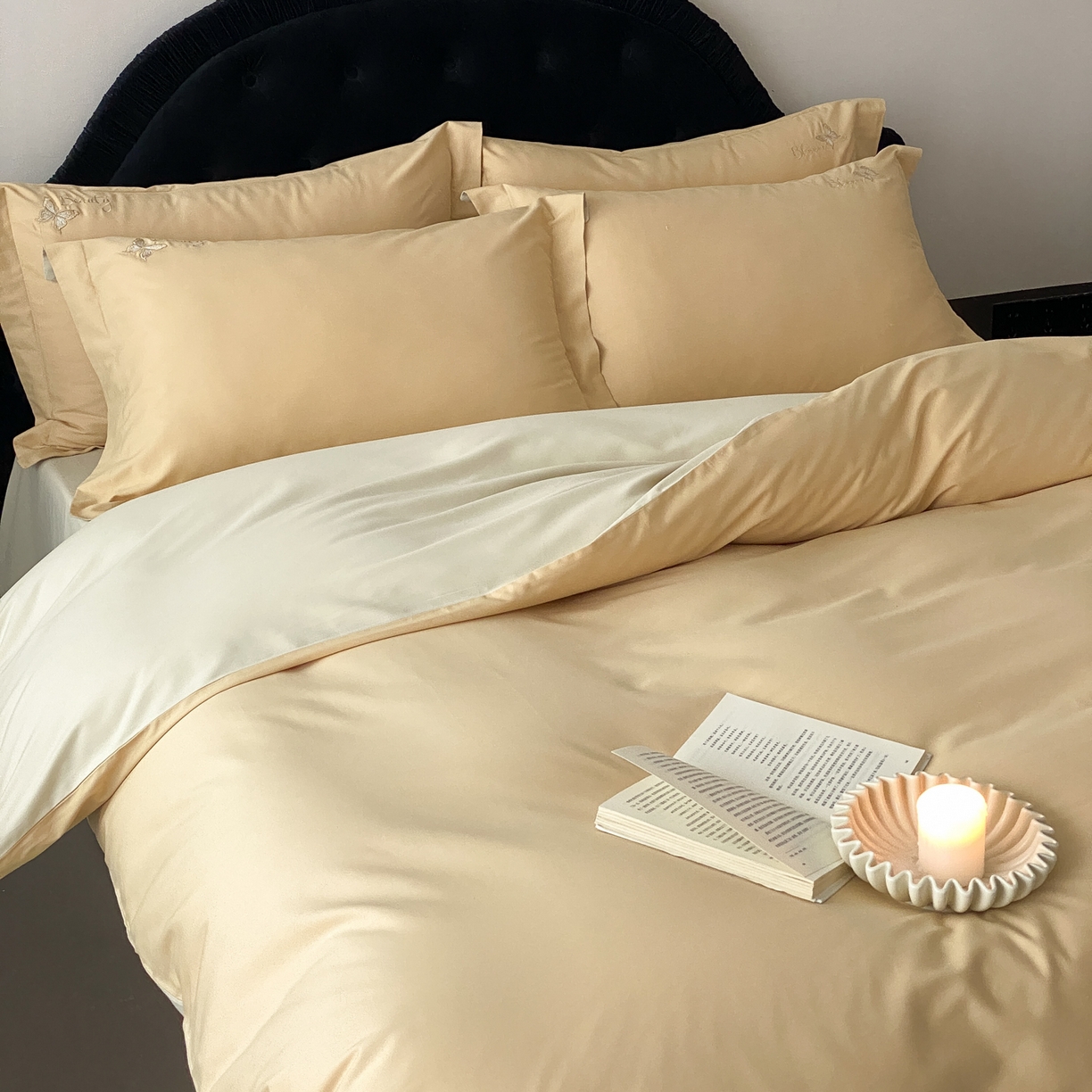 91家纺网 家纺一手货源 找家纺 云栖家居 2025秋冬新款50支纯色双拼加厚全棉磨毛被套刺绣100S纯棉四件套-小蝴蝶系列 米玉