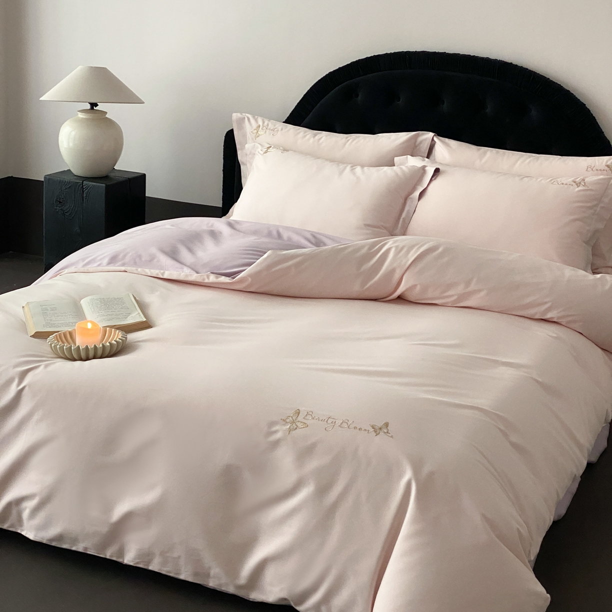 91家纺网 家纺一手货源 找家纺 云栖家居 2025秋冬新款50支纯色双拼加厚全棉磨毛被套刺绣100S纯棉四件套-小蝴蝶系列 粉紫