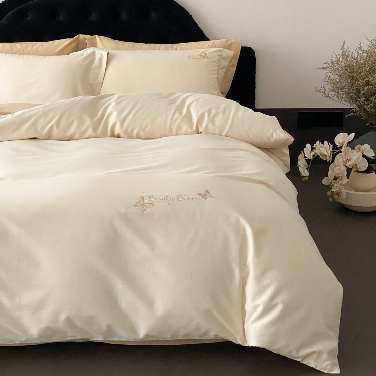 91家纺网 家纺一手货源 找家纺 云栖家居 2025秋冬新款50支纯色双拼加厚全棉磨毛被套刺绣100S纯棉四件套-小蝴蝶系列 月光黄