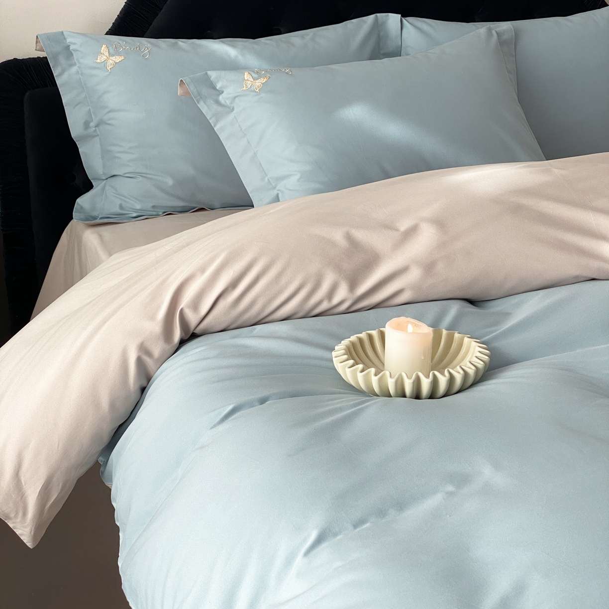 91家纺网 家纺一手货源 找家纺 云栖家居 2025秋冬新款50支纯色双拼加厚全棉磨毛被套刺绣100S纯棉四件套-小蝴蝶系列 蓝灰