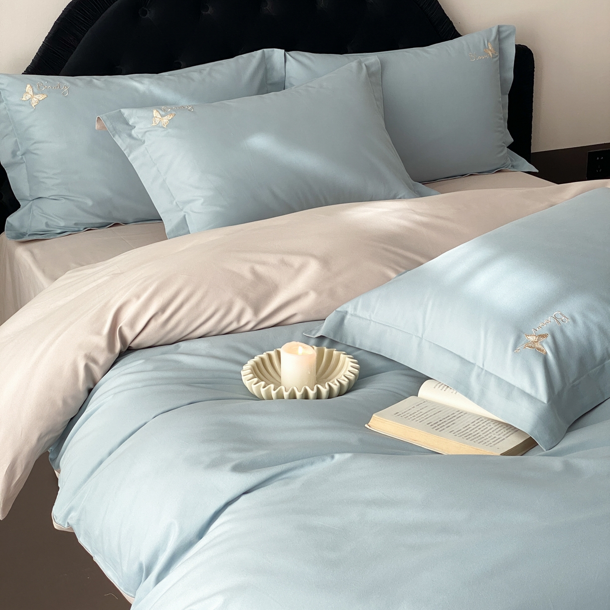 91家纺网 家纺一手货源 找家纺 云栖家居 2025秋冬新款50支纯色双拼加厚全棉磨毛被套刺绣100S纯棉四件套-小蝴蝶系列 蓝灰