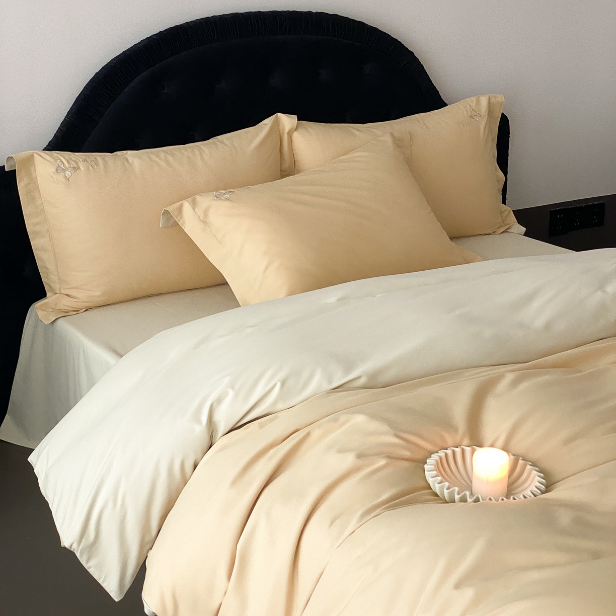 91家纺网 家纺一手货源 找家纺 云栖家居 2025秋冬新款50支纯色双拼加厚全棉磨毛被套刺绣100S纯棉四件套-小蝴蝶系列 米玉