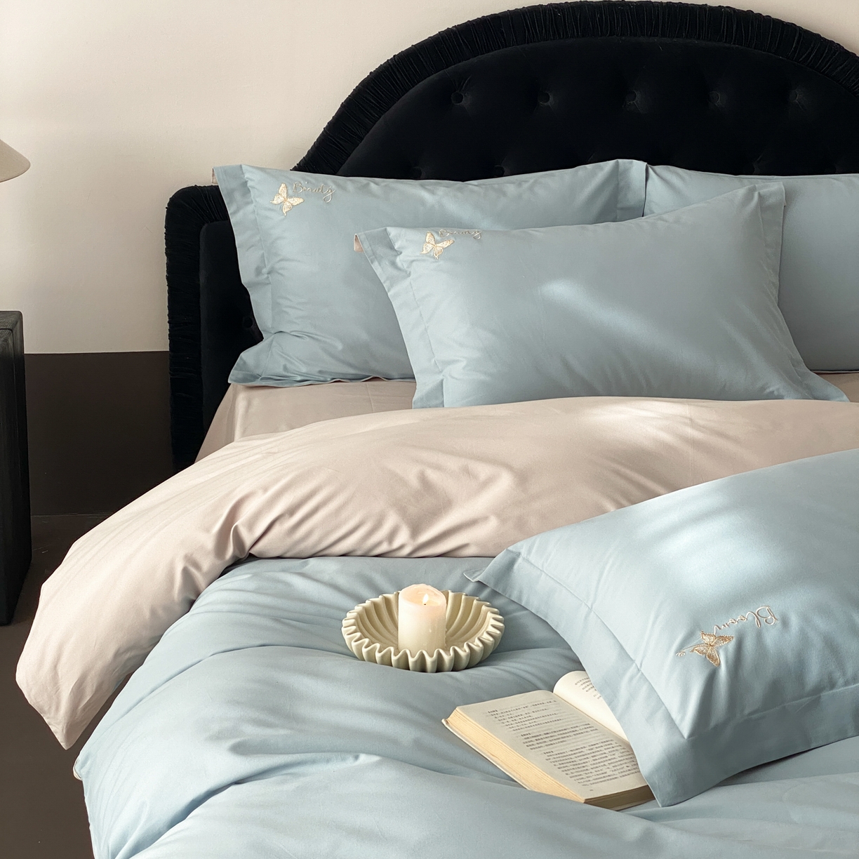 91家纺网 家纺一手货源 找家纺 云栖家居 2025秋冬新款50支纯色双拼加厚全棉磨毛被套刺绣100S纯棉四件套-小蝴蝶系列 蓝灰