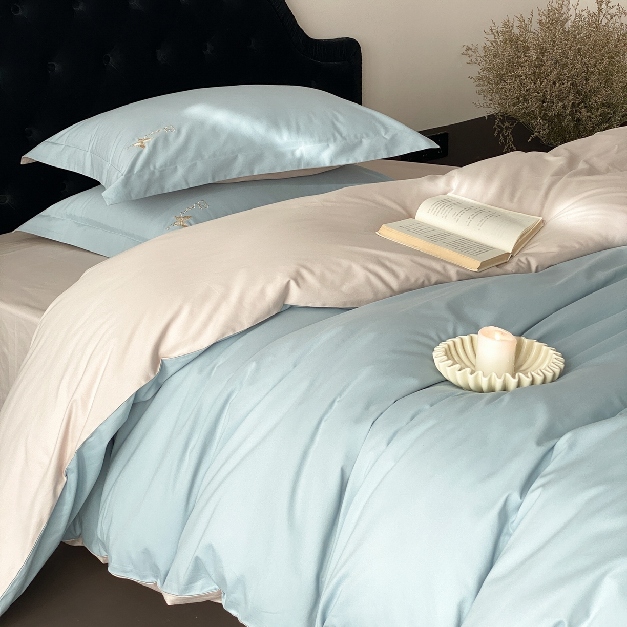 91家纺网 家纺一手货源 找家纺 云栖家居 2025秋冬新款50支纯色双拼加厚全棉磨毛被套刺绣100S纯棉四件套-小蝴蝶系列 蓝灰