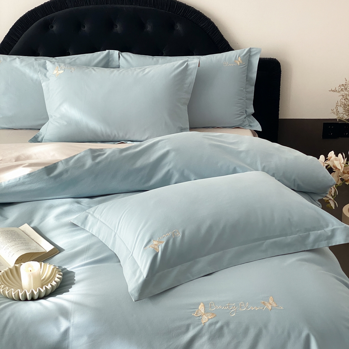 91家纺网 家纺一手货源 找家纺 云栖家居 2025秋冬新款50支纯色双拼加厚全棉磨毛被套刺绣100S纯棉四件套-小蝴蝶系列 蓝灰