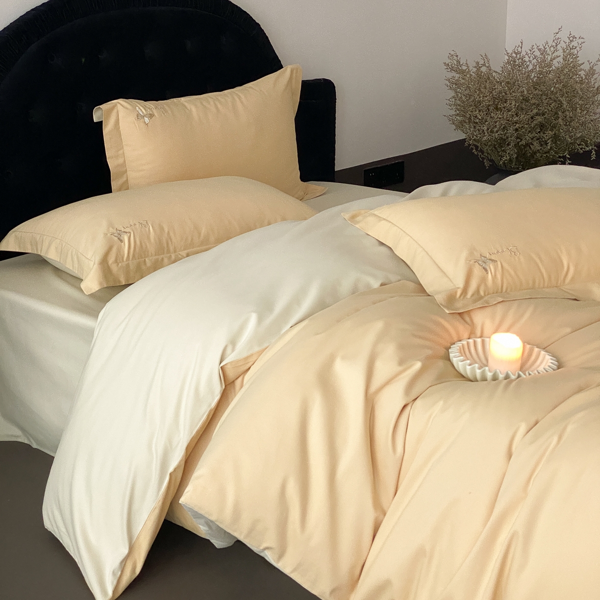 91家纺网 家纺一手货源 找家纺 云栖家居 2025秋冬新款50支纯色双拼加厚全棉磨毛被套刺绣100S纯棉四件套-小蝴蝶系列 米玉