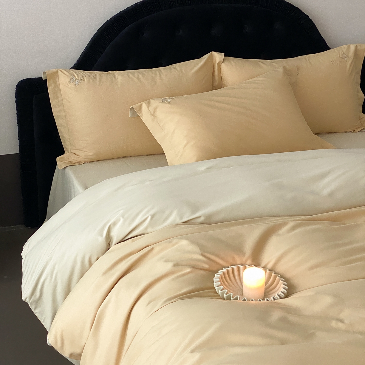 91家纺网 家纺一手货源 找家纺 云栖家居 2025秋冬新款50支纯色双拼加厚全棉磨毛被套刺绣100S纯棉四件套-小蝴蝶系列 米玉