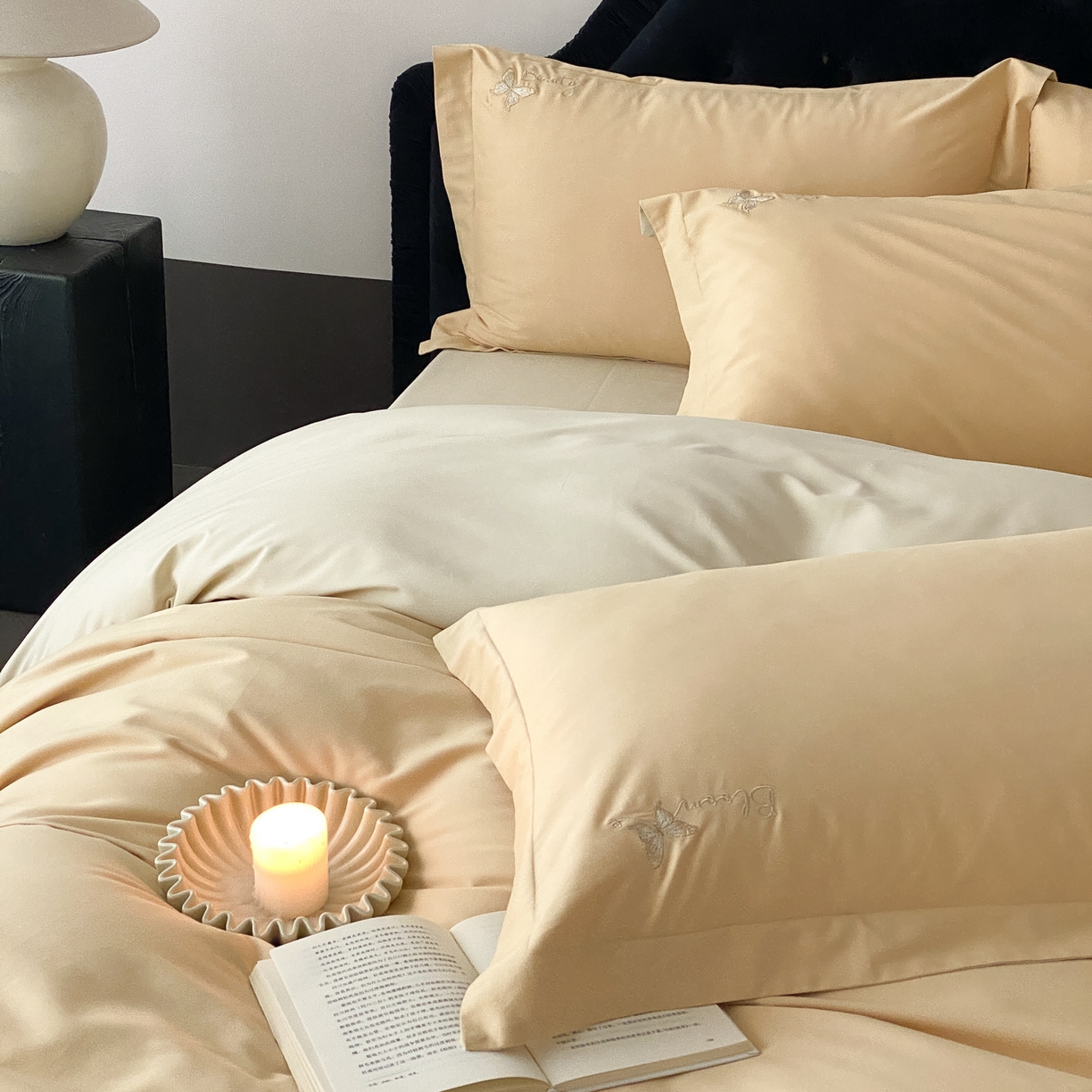 91家纺网 家纺一手货源 找家纺 云栖家居 2025秋冬新款50支纯色双拼加厚全棉磨毛被套刺绣100S纯棉四件套-小蝴蝶系列 米玉