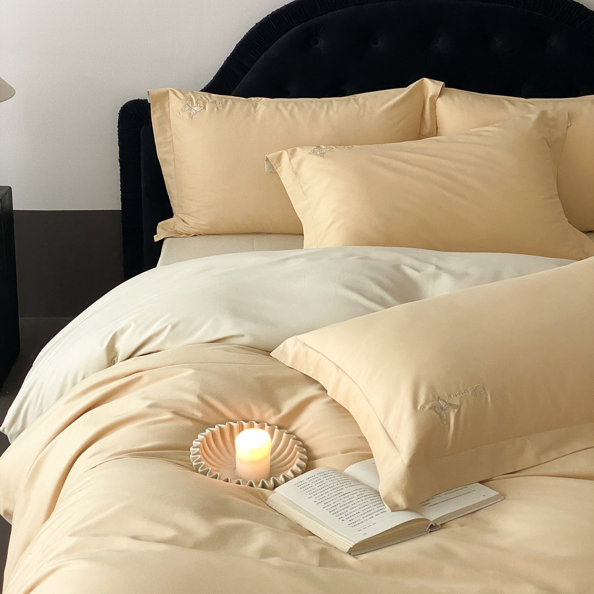 91家纺网 家纺一手货源 找家纺 云栖家居 2025秋冬新款50支纯色双拼加厚全棉磨毛被套刺绣100S纯棉四件套-小蝴蝶系列 米玉