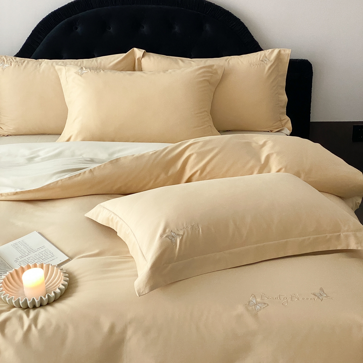 91家纺网 家纺一手货源 找家纺 云栖家居 2025秋冬新款50支纯色双拼加厚全棉磨毛被套刺绣100S纯棉四件套-小蝴蝶系列 米玉