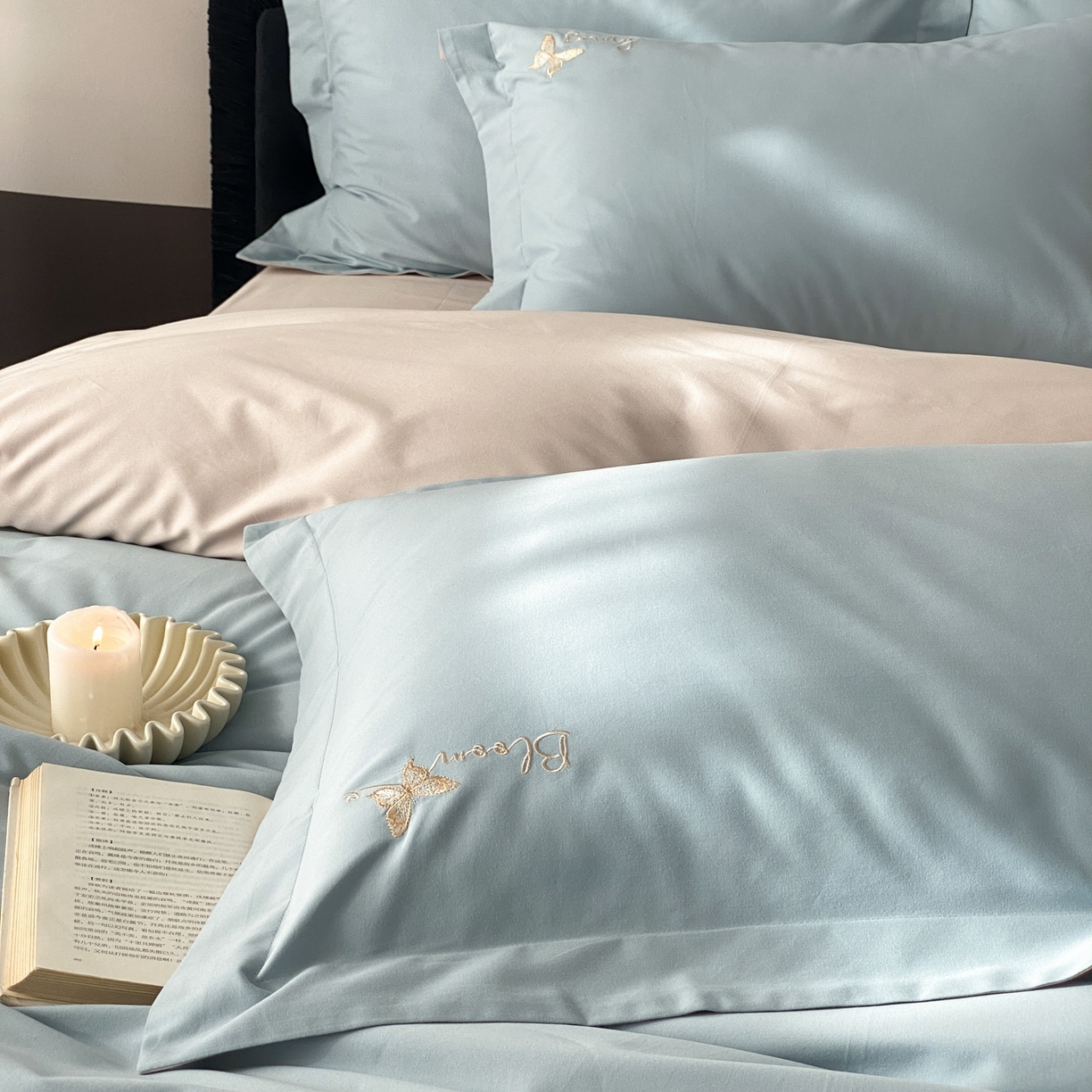 91家纺网 家纺一手货源 找家纺 云栖家居 2025秋冬新款50支纯色双拼加厚全棉磨毛被套刺绣100S纯棉四件套-小蝴蝶系列 蓝灰