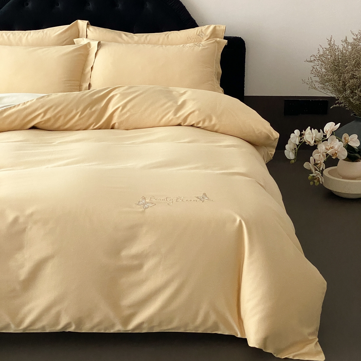 91家纺网 家纺一手货源 找家纺 云栖家居 2025秋冬新款50支纯色双拼加厚全棉磨毛被套刺绣100S纯棉四件套-小蝴蝶系列 米玉