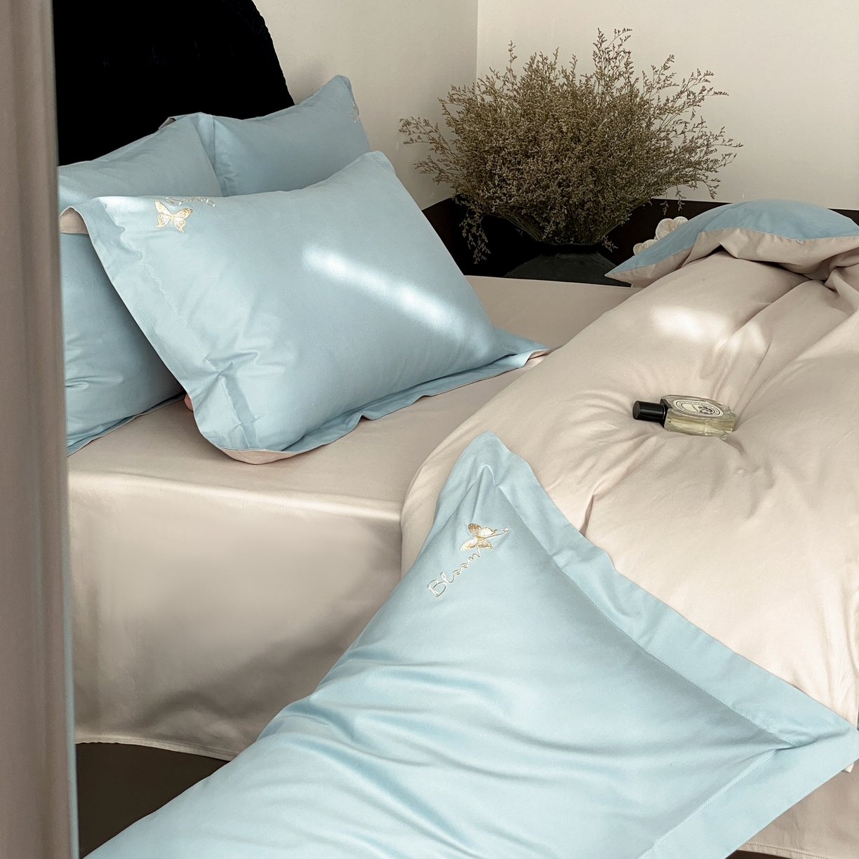 91家纺网 家纺一手货源 找家纺 云栖家居 2025秋冬新款50支纯色双拼加厚全棉磨毛被套刺绣100S纯棉四件套-小蝴蝶系列 蓝灰