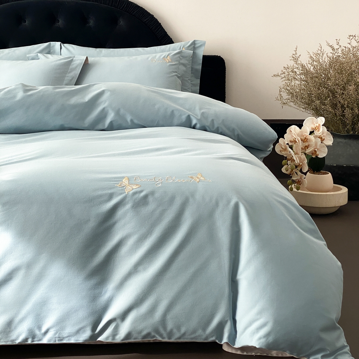 91家纺网 家纺一手货源 找家纺 云栖家居 2025秋冬新款50支纯色双拼加厚全棉磨毛被套刺绣100S纯棉四件套-小蝴蝶系列 蓝灰