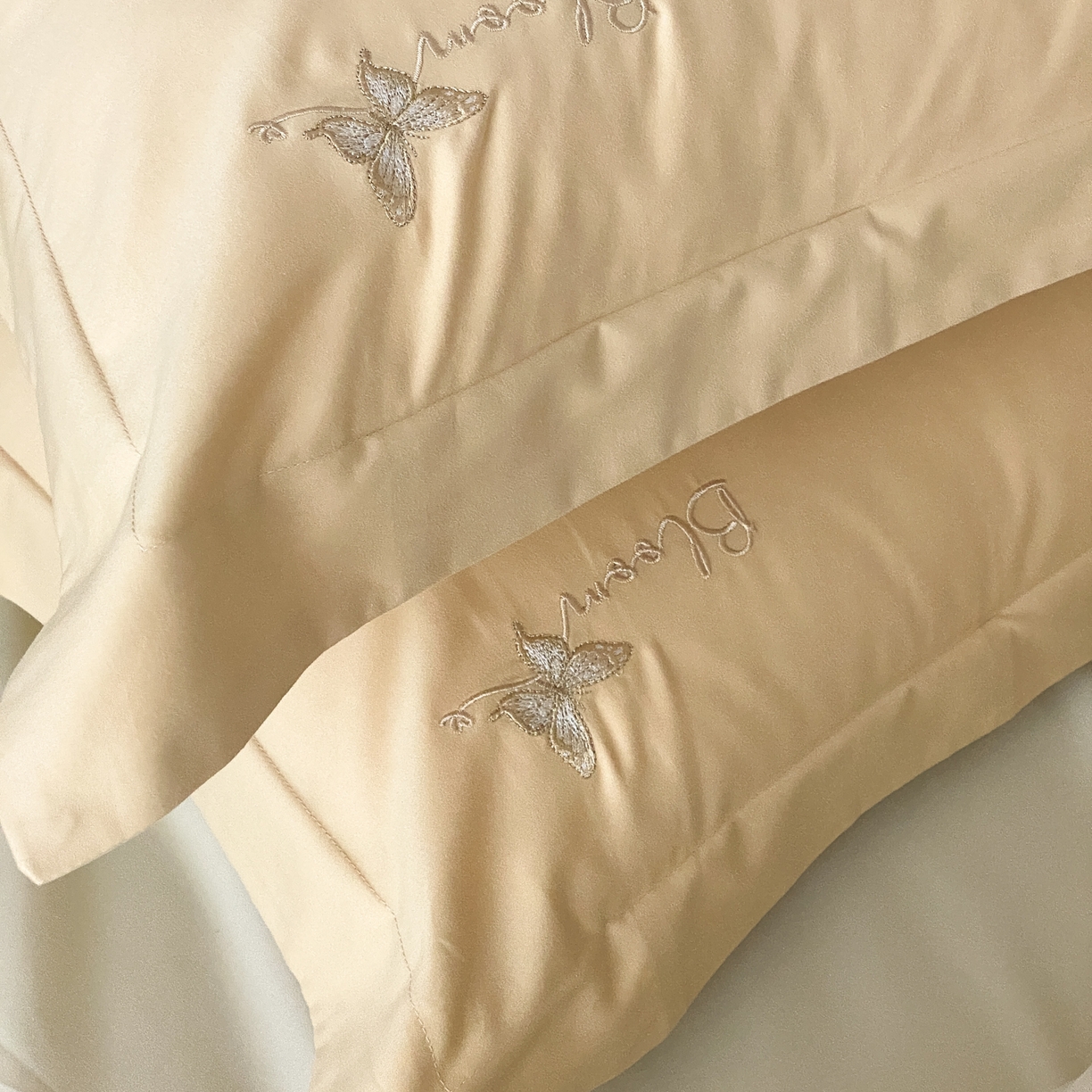 91家纺网 家纺一手货源 找家纺 云栖家居 2025秋冬新款50支纯色双拼加厚全棉磨毛被套刺绣100S纯棉四件套-小蝴蝶系列 米玉