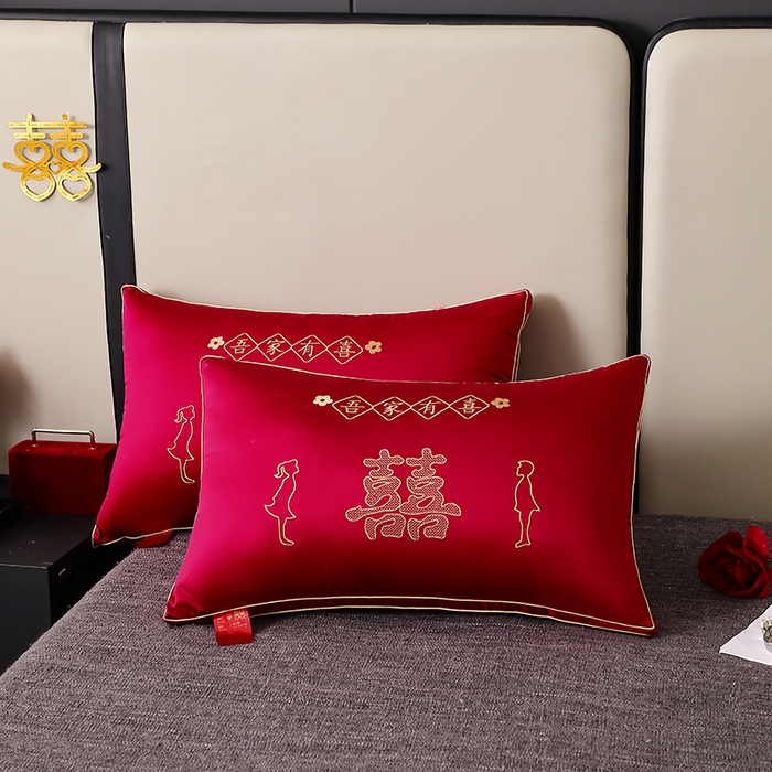 91家纺网 家纺一手货源 找家纺 糖果枕芯 2025新款刺绣婚庆大红枕芯新款婚庆枕芯-新款-吾家有喜