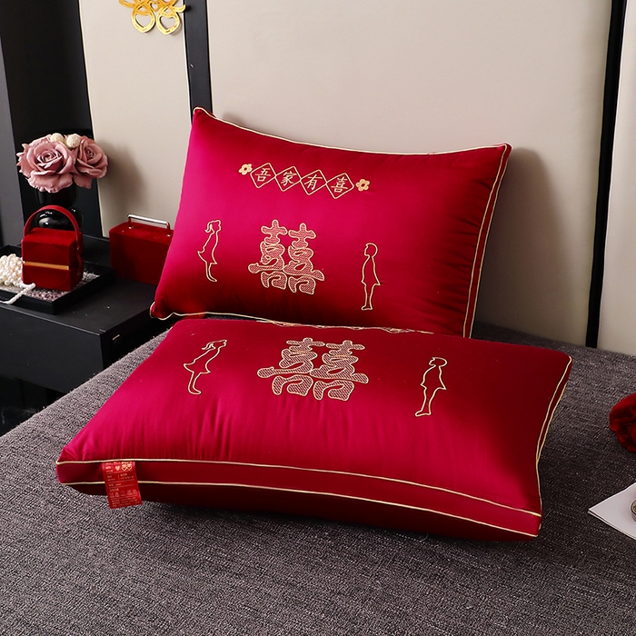 91家纺网 家纺一手货源 找家纺 糖果枕芯 2025新款刺绣婚庆大红枕芯新款婚庆枕芯-新款-吾家有喜