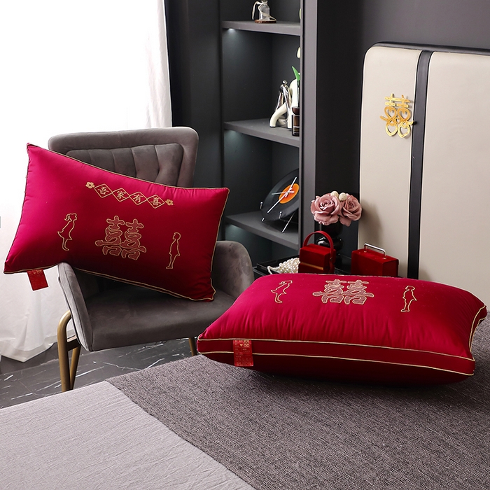 91家纺网 家纺一手货源 找家纺 糖果枕芯 2025新款刺绣婚庆大红枕芯新款婚庆枕芯-新款-吾家有喜