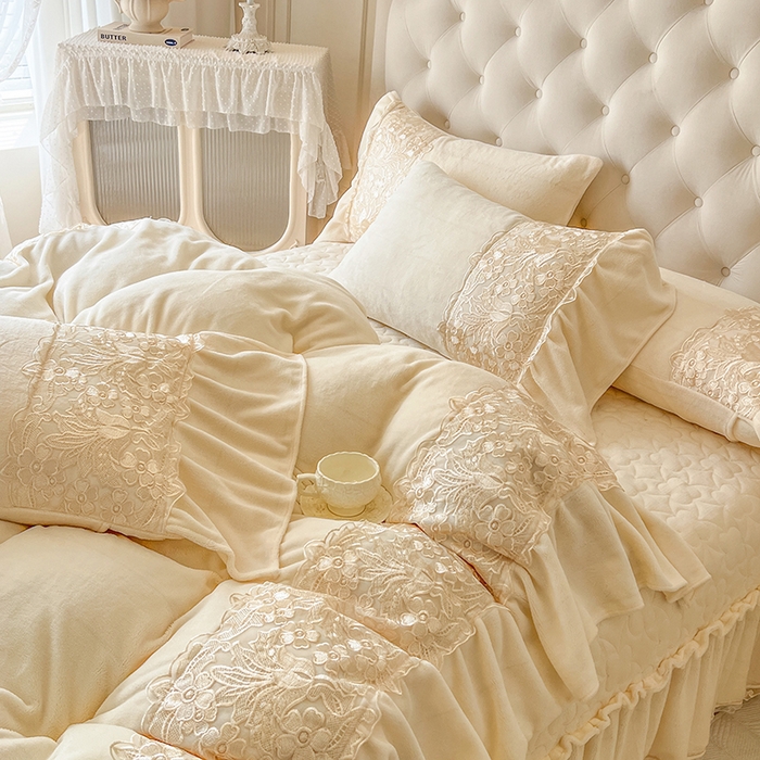 91家纺网 家纺一手货源 找家纺 网红馆（ck家纺） 2025新款牛奶绒蕾丝花边倾城系列四件套 倾城-米