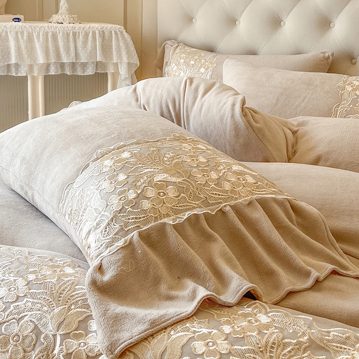 91家纺网 家纺一手货源 找家纺 网红馆（ck家纺） 2025新款牛奶绒蕾丝花边倾城系列四件套 倾城-咖