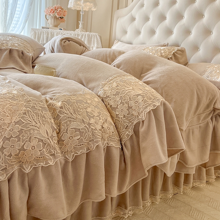 91家纺网 家纺一手货源 找家纺 网红馆（ck家纺） 2025新款牛奶绒蕾丝花边倾城系列四件套 倾城-咖