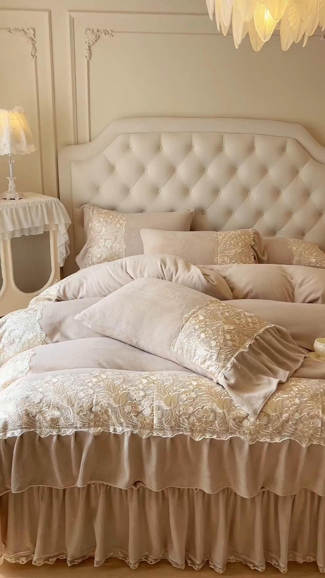 91家纺网 家纺一手货源 找家纺 网红馆（ck家纺） 2025新款牛奶绒蕾丝花边倾城系列四件套 倾城-咖