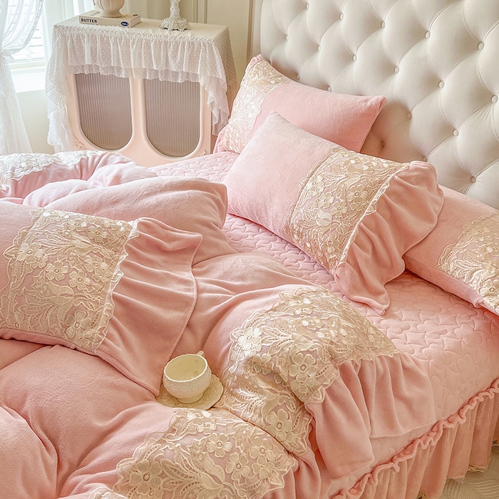 91家纺网 家纺一手货源 找家纺 网红馆（ck家纺） 2025新款牛奶绒蕾丝花边倾城系列四件套 倾城-粉