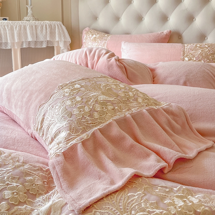 91家纺网 家纺一手货源 找家纺 网红馆（ck家纺） 2025新款牛奶绒蕾丝花边倾城系列四件套 倾城-粉