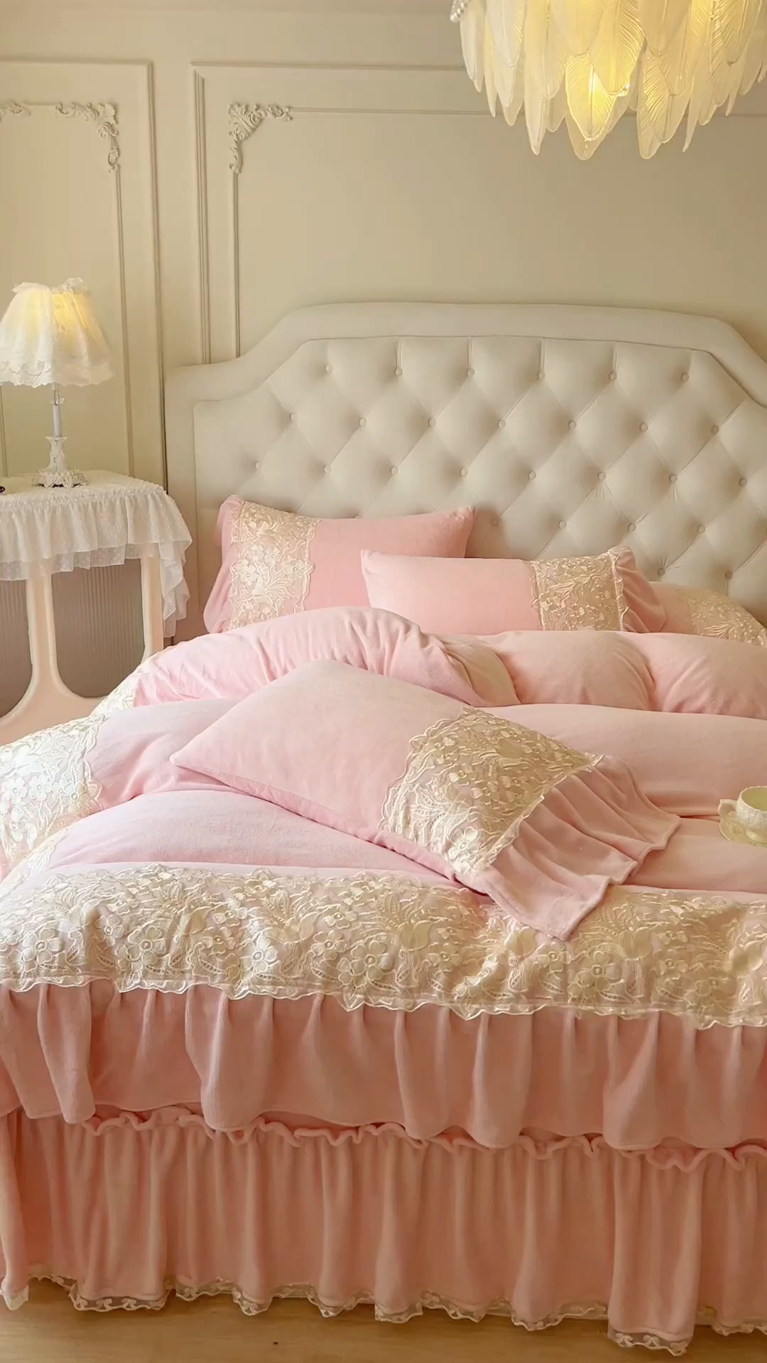 91家纺网 家纺一手货源 找家纺 网红馆（ck家纺） 2025新款牛奶绒蕾丝花边倾城系列四件套 倾城-粉