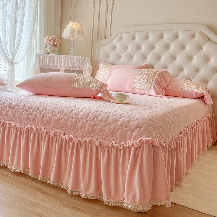 91家纺网 家纺一手货源 找家纺 （总）网红馆（ck家纺） 2025新款牛奶绒蕾丝花边倾城系列单床盖