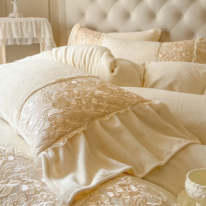 91家纺网 家纺一手货源 找家纺 网红馆（ck家纺） 2025新款牛奶绒蕾丝花边倾城系列单床盖 倾城-米