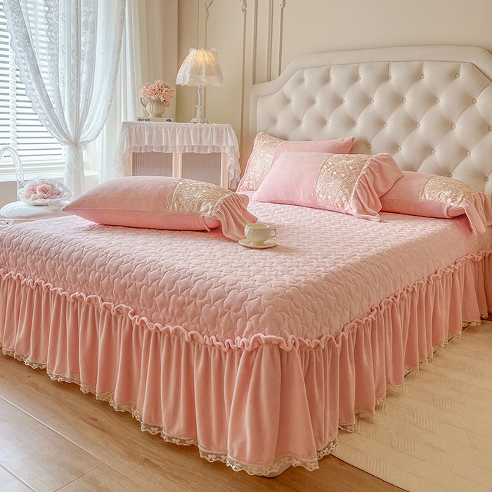 91家纺网 家纺一手货源 找家纺 网红馆（ck家纺） 2025新款牛奶绒蕾丝花边倾城系列单床盖 倾城-粉