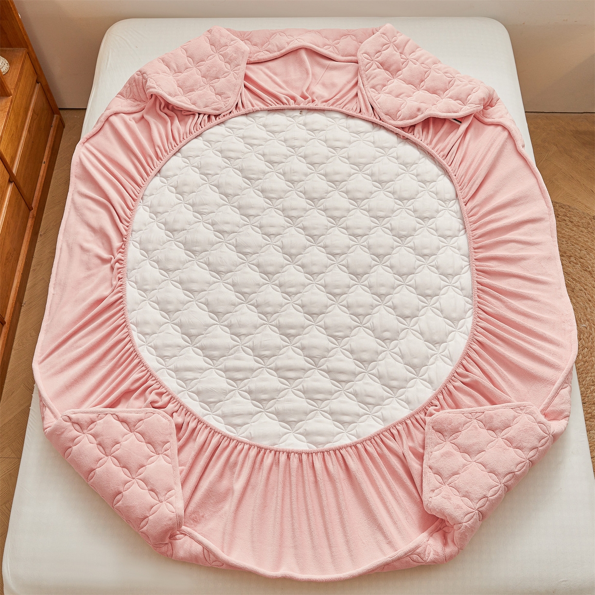 91家纺网 家纺一手货源 找家纺 布卢姆床垫 2025新款A类抗菌牛奶绒床笠 菱格-粉玉