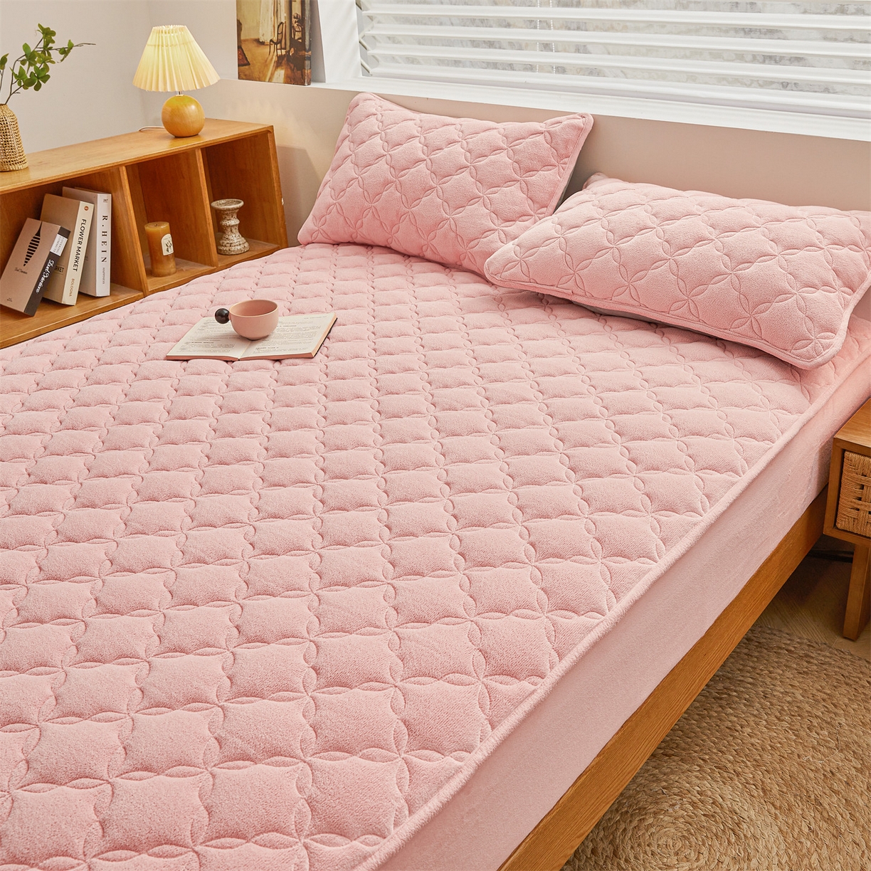 91家纺网 家纺一手货源 找家纺 布卢姆床垫 2025新款A类抗菌牛奶绒床笠 菱格-粉玉