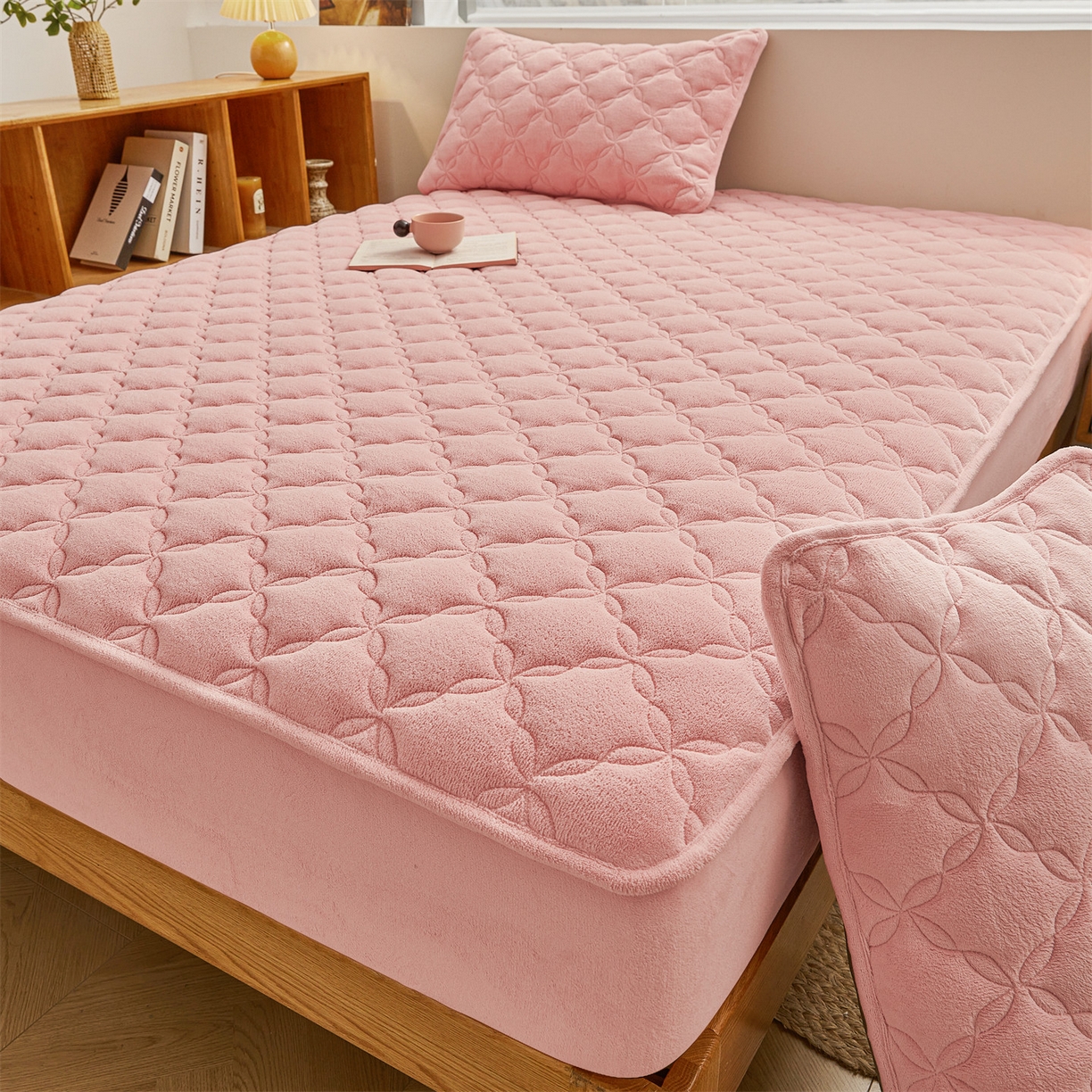 91家纺网 家纺一手货源 找家纺 布卢姆床垫 2025新款A类抗菌牛奶绒床笠 菱格-粉玉