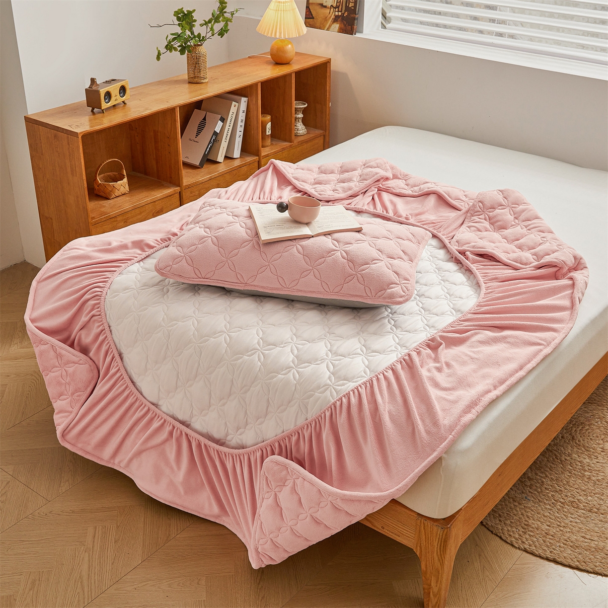 91家纺网 家纺一手货源 找家纺 布卢姆床垫 2025新款A类抗菌牛奶绒床笠 菱格-粉玉