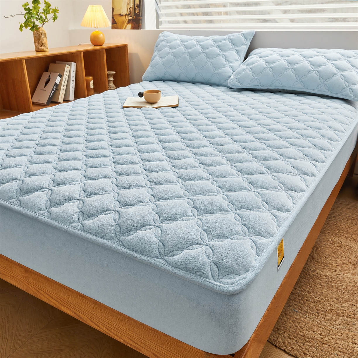 91家纺网 家纺一手货源 找家纺 布卢姆床垫 2025新款A类抗菌牛奶绒床笠 菱格-天空蓝