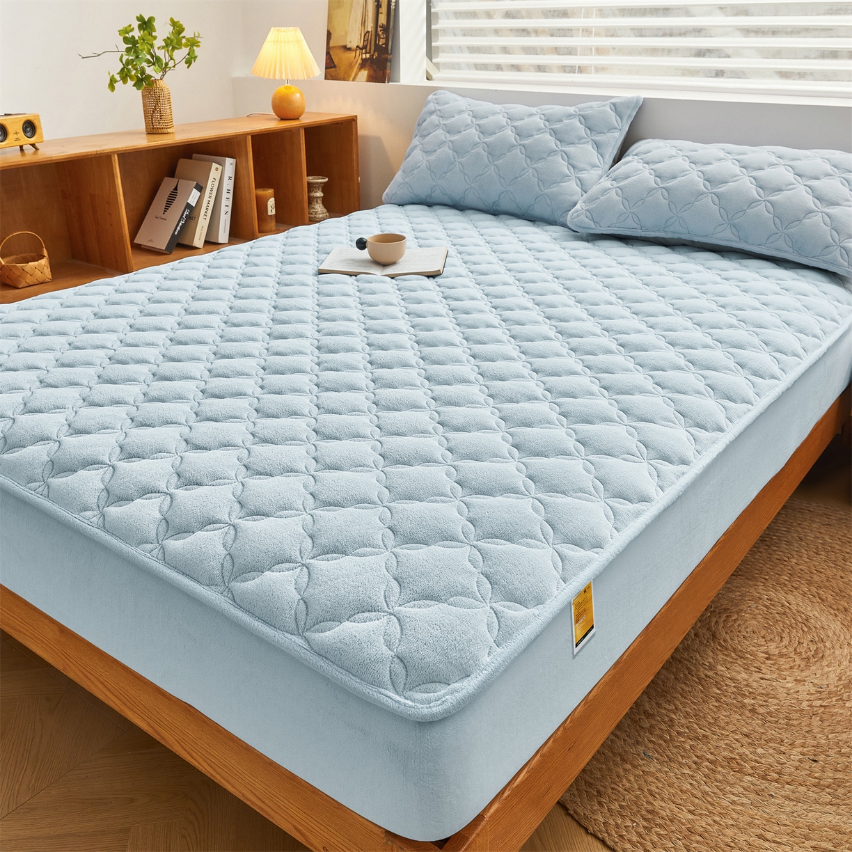 91家纺网 家纺一手货源 找家纺 布卢姆床垫 2025新款A类抗菌牛奶绒床笠 菱格-天空蓝